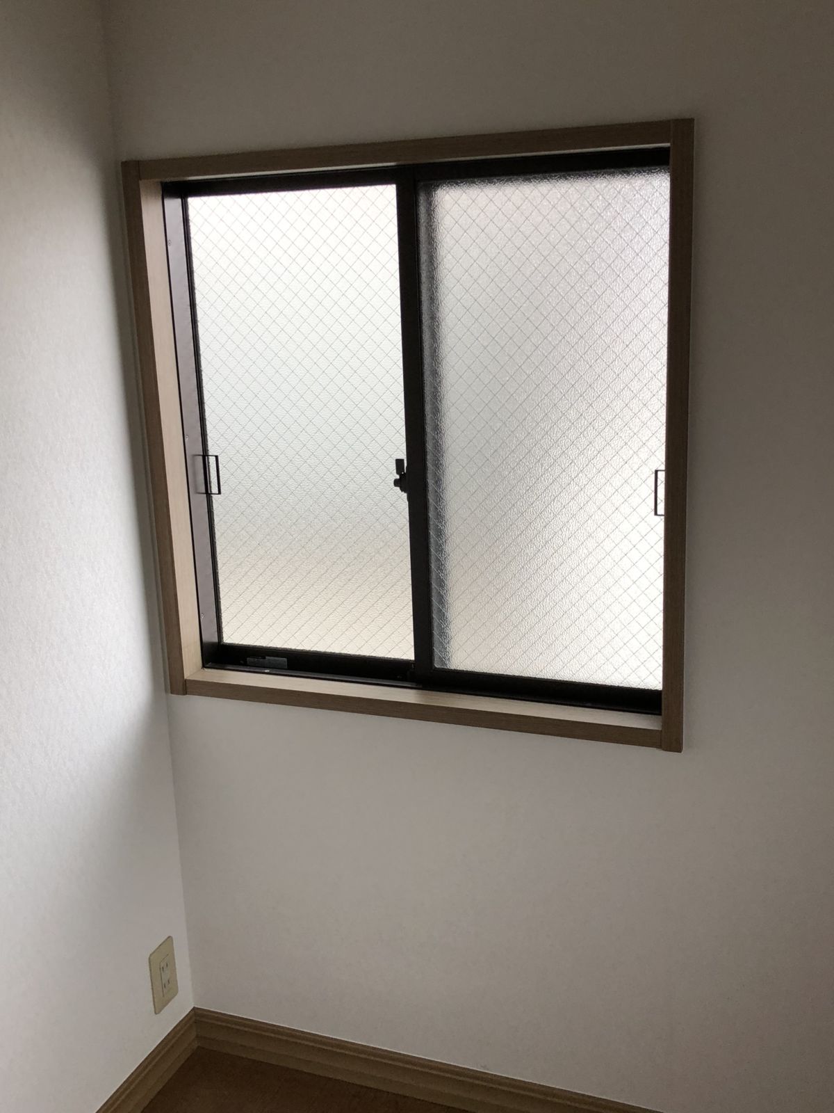 2階の窓の高さが床から70cmしかなく落下防止の手すりを付ける事となりました。 鈴直